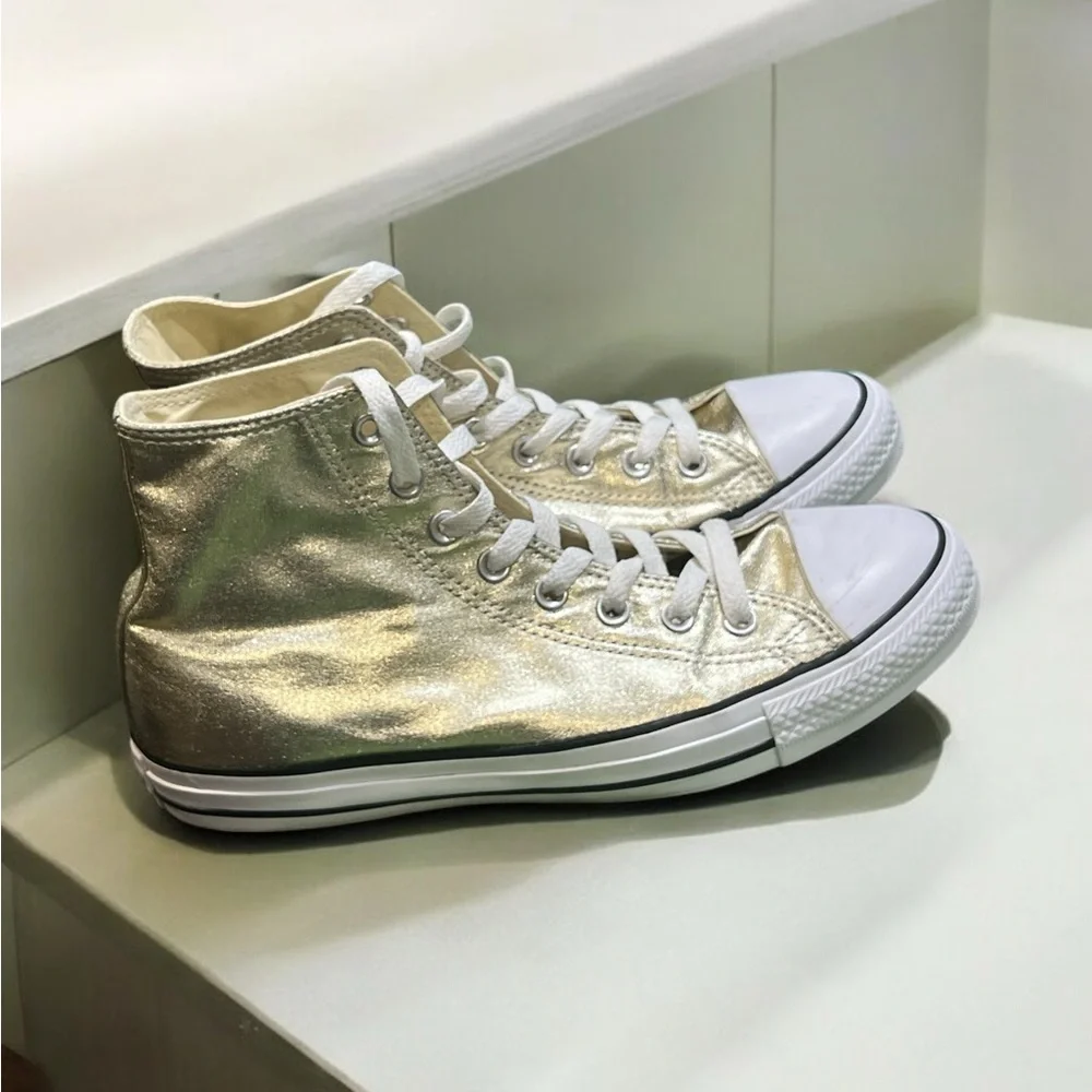 Converse Chuck Taylor All Star High Top Men’s Shoes Size Men 8, Women 10.